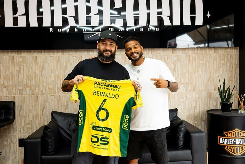 Barbeiro em Monte Aprazível realizando corte masculino