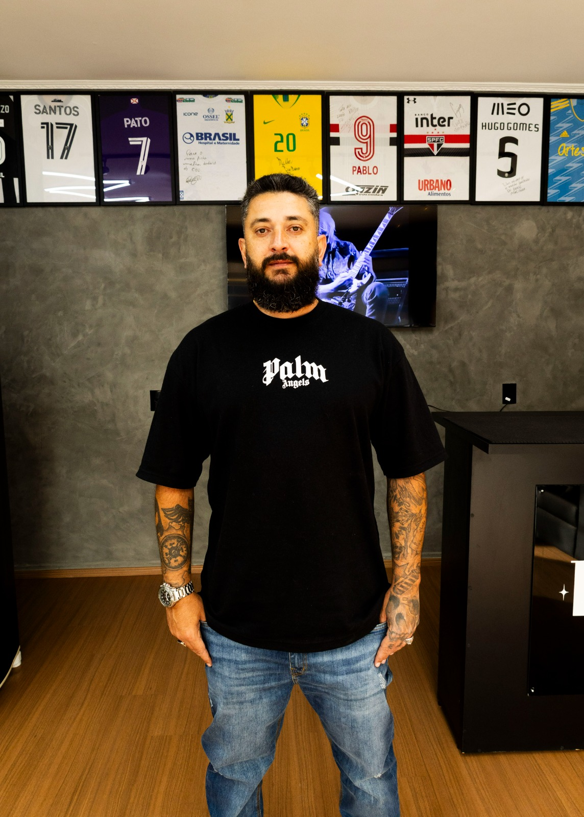 Estilo de corte masculino em barbearia profissional