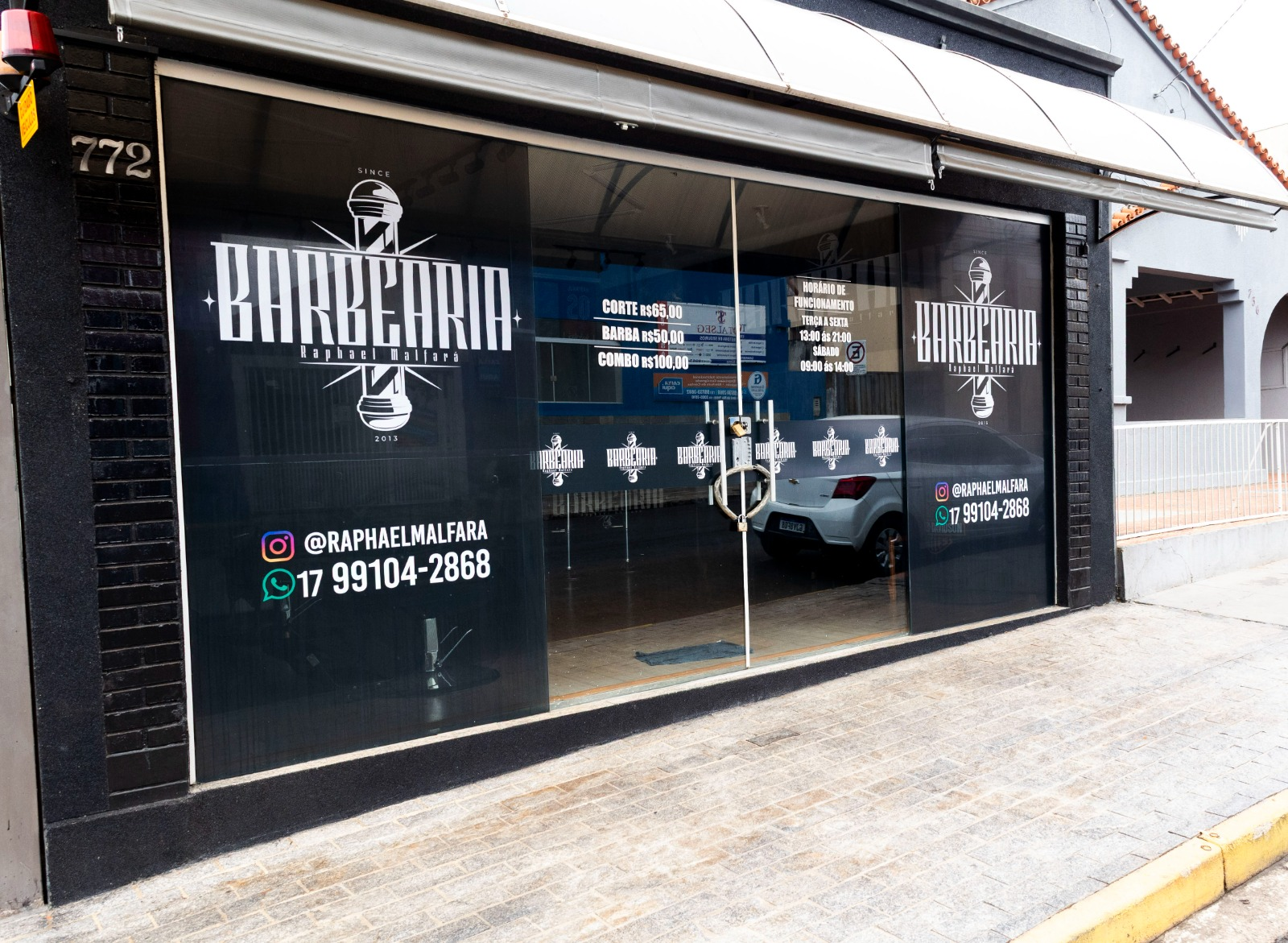 Foto com cliente na Barbearia Raphael Malfara