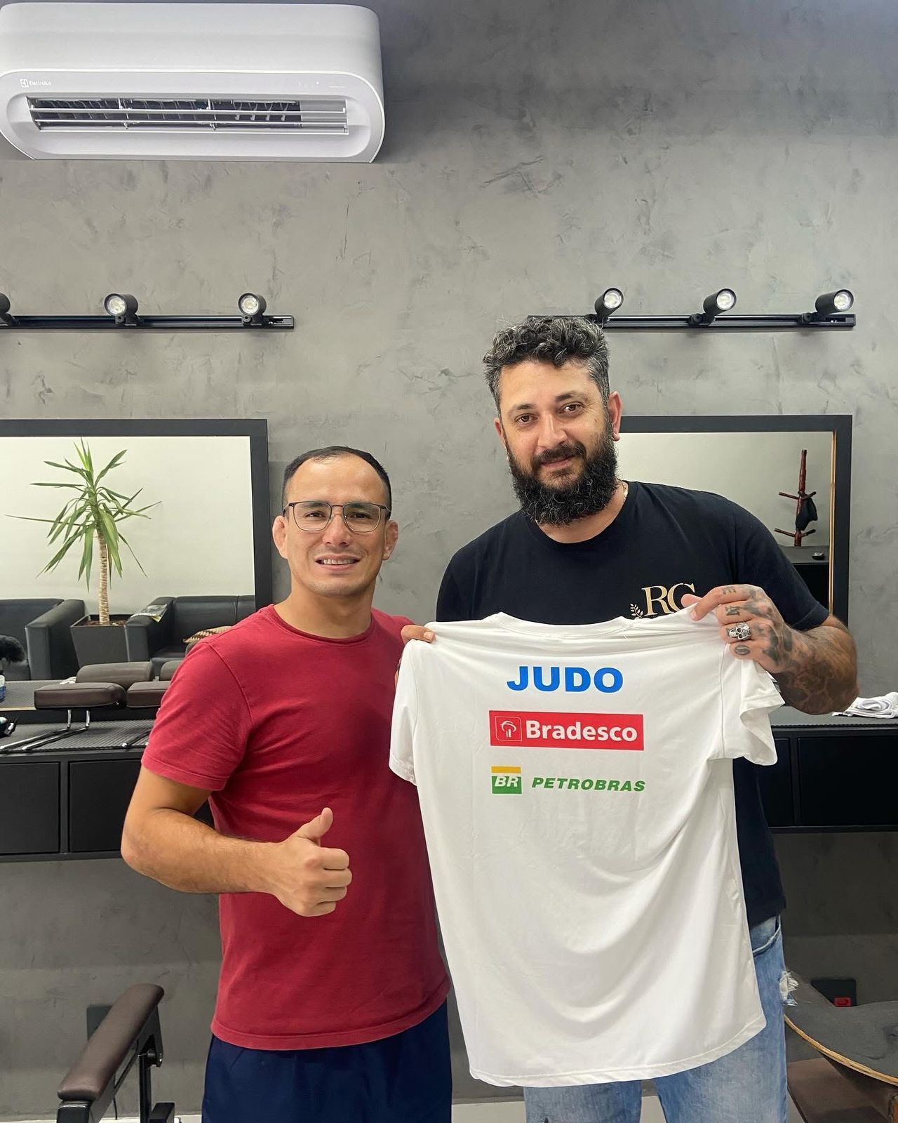 Foto com cliente na Barbearia Raphael Malfara em Monte Aprazível