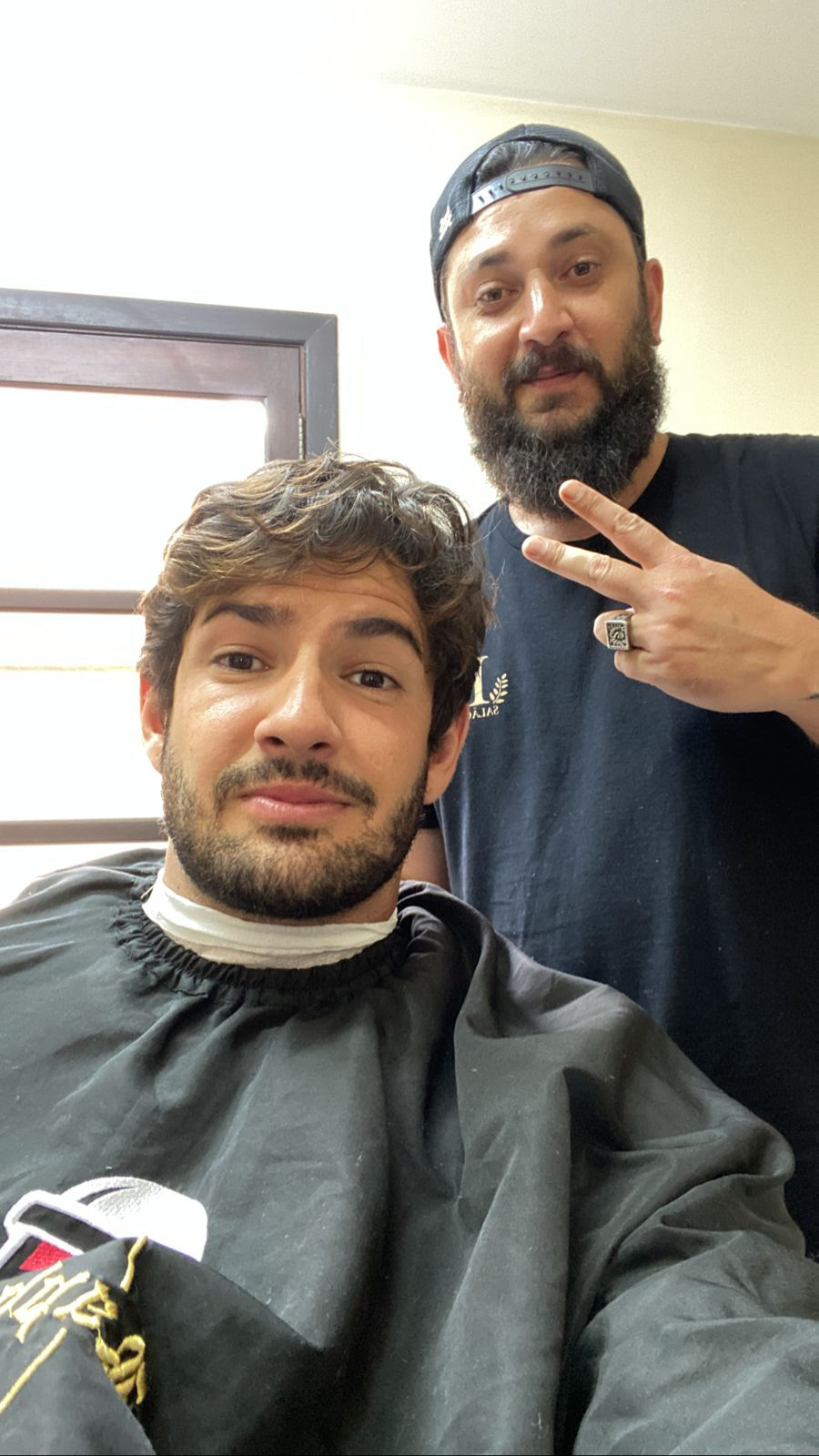 Cliente satisfeito após corte masculino na Barbearia Raphael Malfara