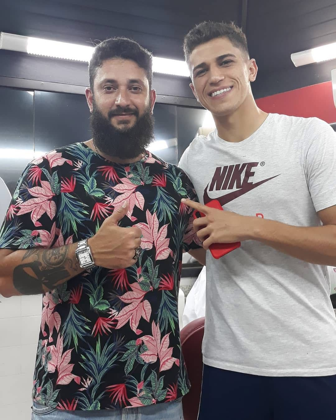 Foto com cliente ou jogador de futebol profissional na Barbearia Raphael Malfara
